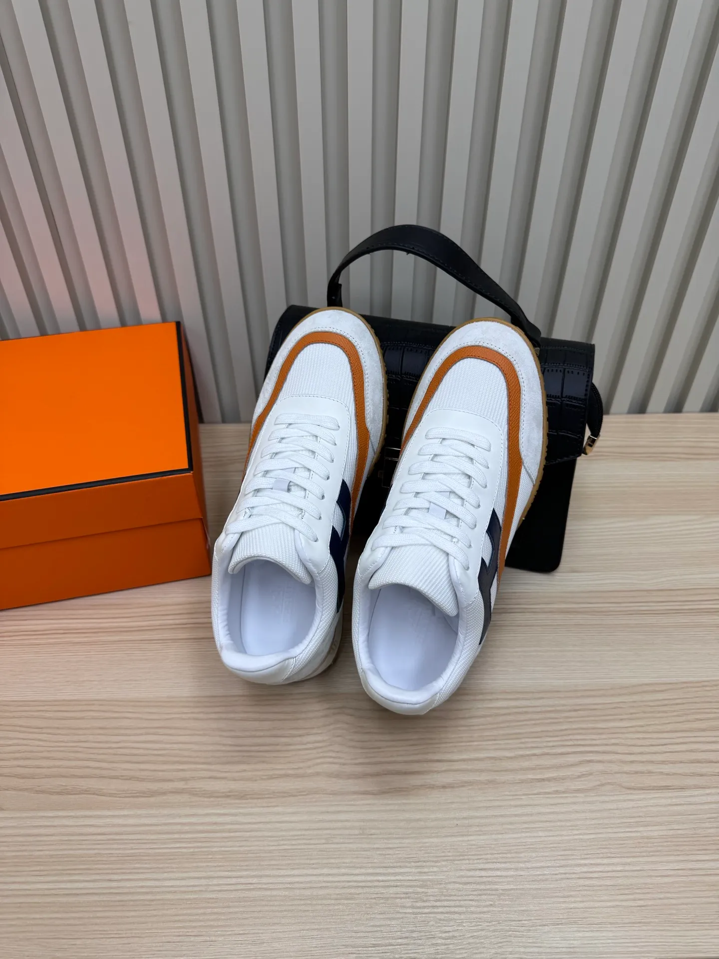 👟👟Ex-factory price 600👟👟 Hermes / Top version #couple style 24ss casual sneakers Suede goatskin sneakers decorated with contrasting patterns and iconic "H" details, beautifully packaged at the delivery counter🛍📦 Fabric: suede + down cloth Lining: mixed sheep lining Outsole: original TPU Bottom thickness: 2CM Size: 35-45